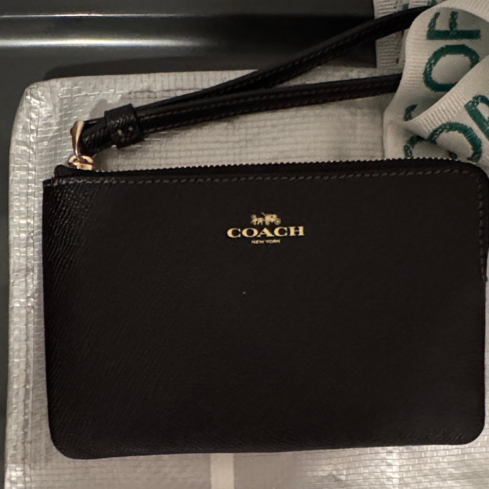Leather grain wristlet